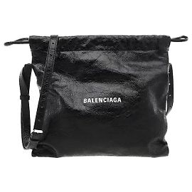 Una pochette con design a sacchetto antipolvere che mette in mostra l'ironia distintiva di Balenciaga. Realizzata in pelle d'agnello Arena flessibile, il logo sul davanti aggiunge un punto visivo. La chiusura principale con coulisse e zip