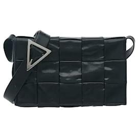 La borsa a tracolla Cassette è realizzata utilizzando l'iconica tecnica di intreccio Intrecciato di Bottega Veneta. L'ampia struttura in pelle intrecciata regala una vivida sensazione tridimensionale, e la pelle robusta e morbida