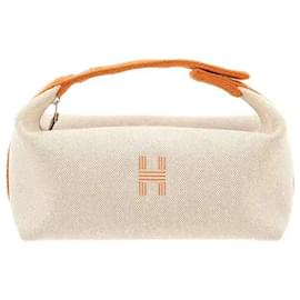 Hermès Aus robustem Canvas-Material gefertigt, besticht dieses Modell durch praktische Langlebigkeit und eine hohe Beständigkeit gegen alltägliche Flecken und Reibung. In Form einer kleinen Tasche ist es für die Aufbewahrung leichter Gegenstände optimiert, und das