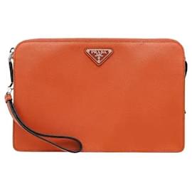 Prada Realizzato in pelle Saffiano altamente resistente, questo modello offre un'eccezionale resistenza a macchie e graffi, e la sua caratteristica trama a incrocio conferisce un tocco di lusso. Il suo design slim e minimalista