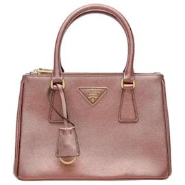 Realizzato nell'iconica pelle Saffiano di Prada, questo materiale è resistente ai graffi e alle macchie, vantando un'eccezionale durata. Le tasche con zip su entrambi i lati insieme allo spazio di archiviazione principale aiutano