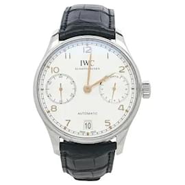 IWC Ein Modell, das die klassische Philosophie des Portugieser verkörpert, mit einer Gangreserveanzeige und einem Datumsfenster auf einem silbernen Zifferblatt, das eine hervorragende Lesbarkeit bietet. Ausgestattet mit einem Manufaktur-Automatikwerk.