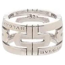 Bulgari Ein Ring, bei dem das markante dreidimensionale Parentesi-Geometriemuster von Bvlgari die römische Architekturästhetik für eine anspruchsvolle Stimmung darstellt. Der fein verarbeitete Premium-Korpus zeigt Beständigkeit.