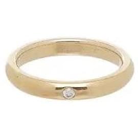 Un anello che sprigiona un'atmosfera sofisticata attraverso l'armonia delle curve eleganti e distintive dell'iconica linea Elsa Peretti di Tiffany & Co. e un'incastonatura di diamante 1P. Il corpo premium dalla finitura liscia ha