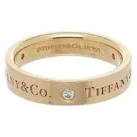 Tiffany & Co Ein luxuriöses Schmuckstück aus 18K Roségold, das einen warmen, eleganten Glanz verleiht. Drei präzise in die Ringschiene gefasste Diamanten sorgen für ein dezentes Funkeln, und sein klares, schmuckloses Design