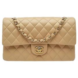 Chanel Confeccionada en piel de cordero suave y flexible, presume de un tacto distintivamente delicado y un ajuste excelente, con un brillo natural que aporta una atmósfera lujosa. Su silueta precisamente elaborada