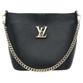 Louis Vuitton Il materiale in pelle morbida e robusta si armonizza con l'iconica chiusura a lucchetto per una sensibilità sofisticata ma moderna. Gli effetti personali possono essere riposti in modo efficiente all'interno della generosa silhouette a secchiello, e
