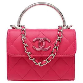 Una mini borsa a tracolla che sprigiona un'atmosfera sofisticata grazie all'armonia del sofisticato manico superiore in metallo di Chanel e dell'iconica tracolla a catena. Realizzata in materiale in pelle flessibile ma robusto, presenta