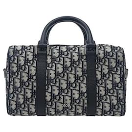 Le motif jacquard Oblique classique de Dior s'harmonise avec des garnitures en cuir souple pour compléter une silhouette sophistiquée et sensuelle. Fabriqué dans un matériau en toile hautement durable, il est résistant aux rayures,