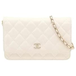 Chanel Un modello Wallet on Chain che completa una silhouette sofisticata utilizzando pelle di agnello soft-touch. Combinando le funzioni di portafoglio e borsa, all'interno sono configurati ampi scomparti per carte e tasche,