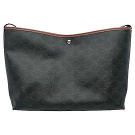 Céline Una shopper bag che combina l'iconica tela Triomphe di Celine con pelle di vitello. La sua silhouette flessibile e morbida, con un generoso spazio di archiviazione, è ideale per un uso quotidiano pratico. Una pochette per l'organizzazione separata