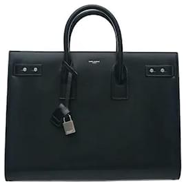 La borsa tote Sac de Jour Slim mette in risalto la silhouette architettonica di Saint Laurent. La struttura a soffietto laterale crea uno spazio di archiviazione flessibile e il materiale in pelle premium si armonizza con un
