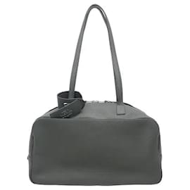 El bolso bowling Carry transmite una atmósfera sofisticada a través de la armonía entre la sensibilidad distintivamente audaz de Balenciaga y una silueta moderna. Fabricado en un material de cuero flexible pero resistente, este