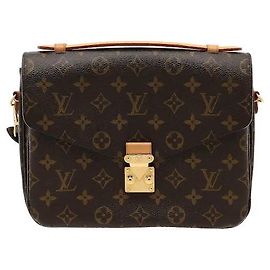Confeccionado en el material de lona Monogram emblemático de Louis Vuitton, este ofrece una durabilidad y retención de forma excepcionales, y el sofisticado cierre S-lock en la parte delantera añade un toque clásico y lujoso