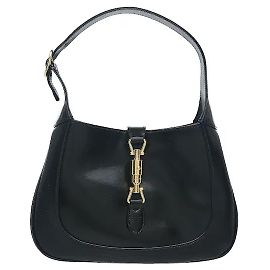 Un modello che reinterpreta in chiave moderna l'icona storica di Gucci, dove la distintiva silhouette a mezzaluna si armonizza con la chiusura Piston in tono oro sul davanti per un'atmosfera classica ma sofisticata.