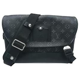 Louis Vuitton Realizzata in canvas Monogram Eclipse, questa borsa a tracolla vanta un'estetica distintamente moderna e un'eccellente durata. La combinazione di toni sobri in nero e grigio le conferisce un tocco sofisticato, ed è