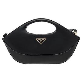Prada Eine Tasche, die luxuriöses Ledermaterial und eine anspruchsvolle Silhouette präsentiert, wobei die weiche Textur von Premium-Haut eine elegante Stimmung erzeugt. Das charakteristische Dreiecks-Logo-Detail auf der Vorderseite zeigt deutlich