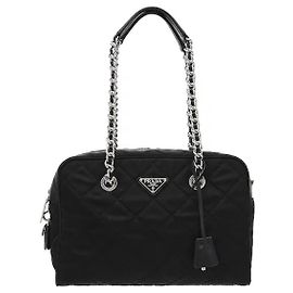 Prada Fabricado em nylon Pocono leve e resistente, este material é resistente a manchas e riscos do dia a dia, ostentando uma durabilidade excecional. A sua cor preta clássica e o design minimalista mantêm-no