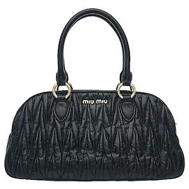 Realizzata con l'iconica e sofisticata tecnica Matelassé di Miu Miu, questa creazione offre sia una texture tridimensionale che un'atmosfera elegante. Il materiale in pelle morbida sviluppa un fascino naturale con l'uso,