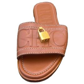 Sandali Carolina Herrera in pelle marrone con lucchetto