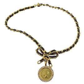 Pendente a medaglione rotondo vintage Chanel in metallo e pelle