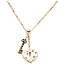Collana con pendente Chanel CC placcata oro con cuore in strass, lucchetto e chiave