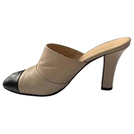 Mules Chanel in pelle beige e nera Taglia 40 Usato