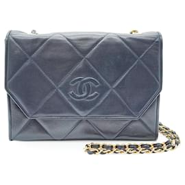 Chanel Bolsa de ombro vintage em couro matelassê azul com aba envelope CC e corrente