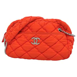 Chanel Schultertasche aus rotem Bubble-Steppnylon