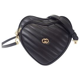 Borsa a tracolla Gucci Mini Matelassé in pelle di vitello nera con motivo diagonale e G intrecciata a forma di cuore