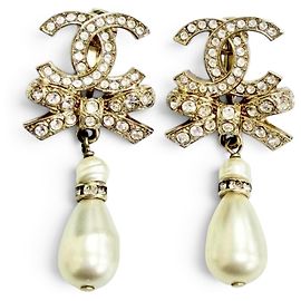 Orecchini Chanel B23C Coco Mark con strass, nastro e perle