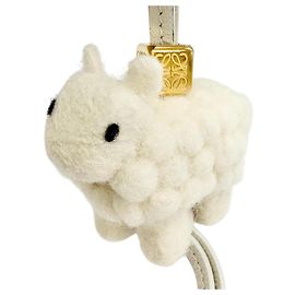 Pingente de bolsa Cubo Anagram Ovelha em couro de bezerro e feltro Loewe