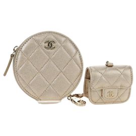 Funda AirPods y monedero CHANEL Matelassé en piel de cordero Gold CC Auth 196880M