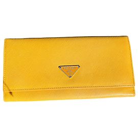 Carteira Prada Saffiano em couro amarelo