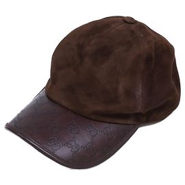 Cappello Gucci in pelle e camoscio con logo GG in rilievo