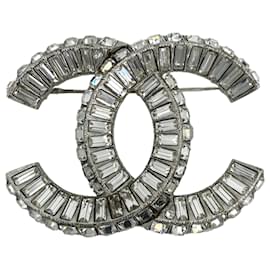Broche Chanel de pedrería para mujer