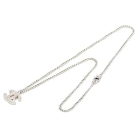 Colar com pingente Chanel Silver CC em latão