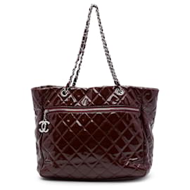 Sac Tote Chanel Ligne en cuir verni matelassé rouge Chic and Glitter