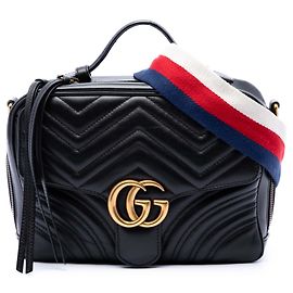 Mala Gucci GG Marmont Matelassé em pele de vitelo preta, tamanho pequeno, com pega superior