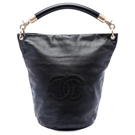 Borsa bucket Chanel CC in pelle d'agnello nera