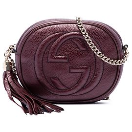 Gucci Mini Soho Crossbody-Tasche aus metallisiertem genarbtem Kalbsleder in Lila mit Kette