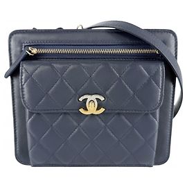 Chanel Matelassé Schultertasche aus blauem Leder