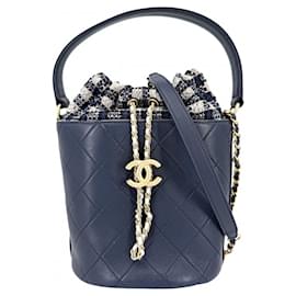 Chanel Matelassé Schultertasche aus blauem Leder