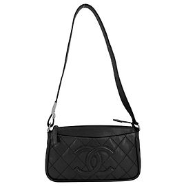Chanel Schultertasche aus schwarzem Steppleder