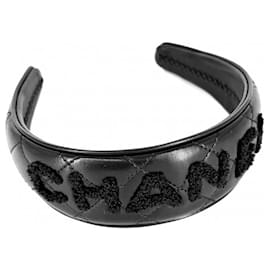 Cerchietto Chanel in pelle matelassé