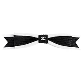 Fermi capelli a nastro Chanel bianco e nero