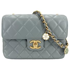 Chanel Schultertasche aus grünem und weißem Leder