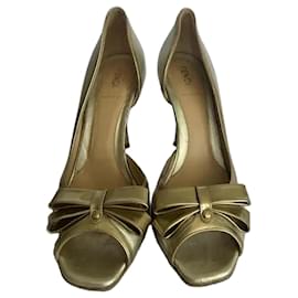 Zapatos de salón Fendi en cuero dorado con lazo