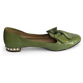 Miu Miu Flache Ballerinas aus grünem Lackleder mit Schleife und Kristallen