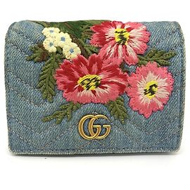 Cartera bi-fold Gucci GG Marmont de denim con bordado floral